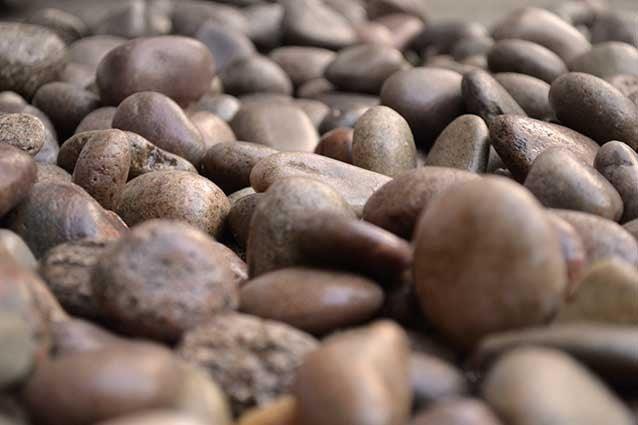 20-30mm Beach Pebbles - Home & Garden > Lawn & Garden > Gardening Gravel